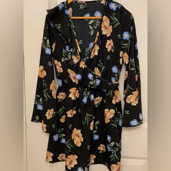 🧁Peach, green, blue floral ruffle front dress. Has bell sleeves. UK 10. US 6. - Picture 4 of 8